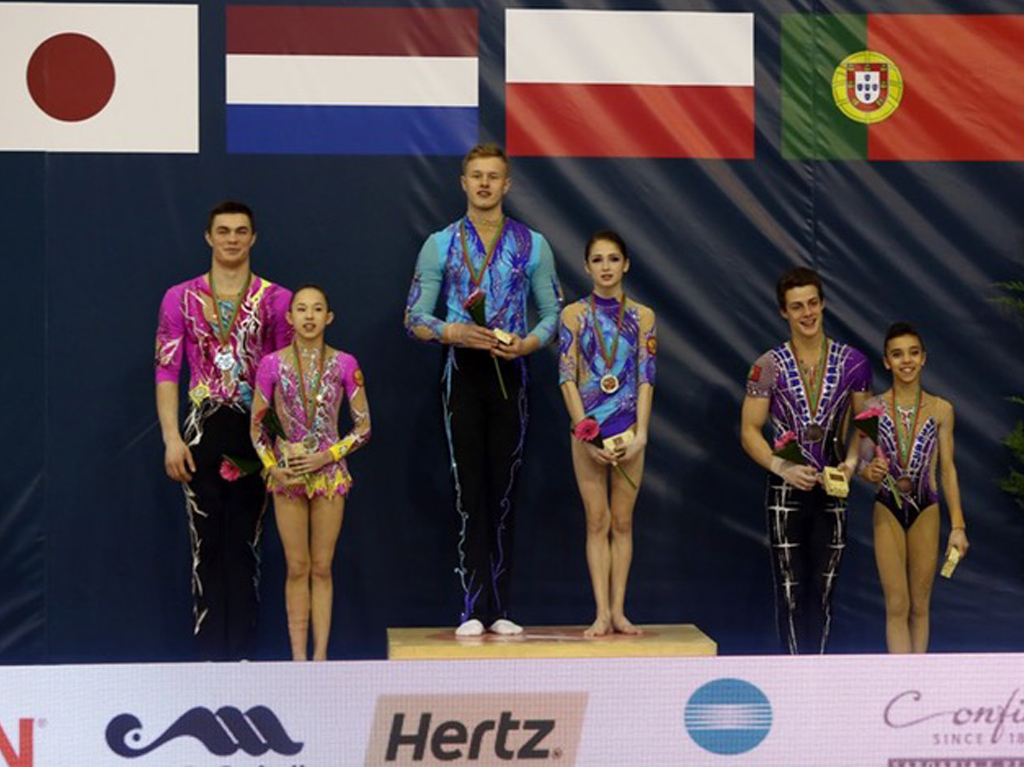 Os ginastas portugueses João Martins e Carolina Dias ganharam a medalha de bronze na Taça do Mundo de Ginástica Acrobática.