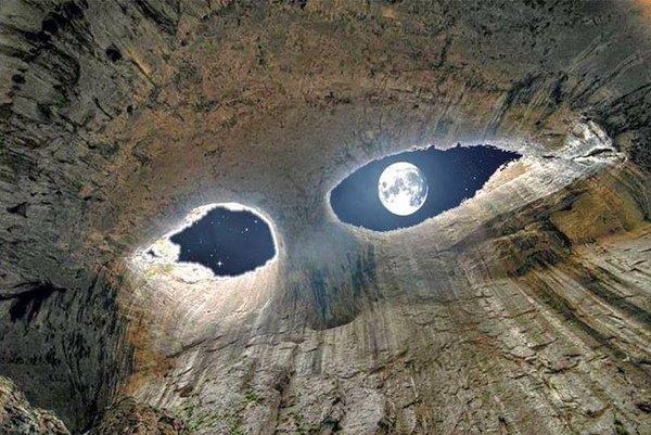 Falso: Fantástico, não é? Esta gruta, na Bulgária, é apelidada de "Olhos de Deus" e causa um efeito esplendoroso. Pena que a Lua a espreitar (e a imitar uma íris) e a sua luz sejam completamente falsos, pois é geograficamente impossível passar o nosso satélite naquele ângulo.