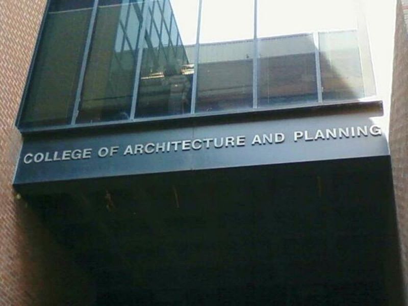 Falso: Não, não me enganei. Na verdade, esta sinalização da Faculdade de Arquitectura e Planeamento de Indiana, nos Estados Unidos, é falsa.