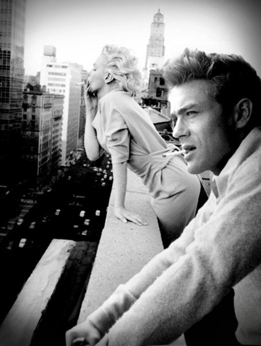 Falso: Por muito glamour que haja em Hollywood, há sempre quem queira mais. Esta imagem fantástica de Marilyn Monroe e James Dean a fumar num terraço em Nova Iorque daria vontade a qualquer um de ser uma pequena mosca para ouvir o que conversavam.