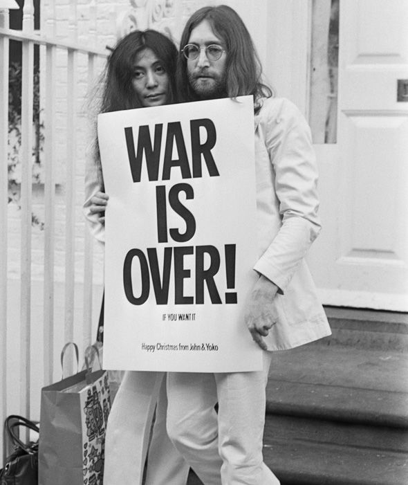 Verdadeiro: Este cartaz fez parte da campanha de protesto à guerra do Vietnam, aparecendo no vídeo da canção dos dois artistas Happy Xmas (War Is Over)