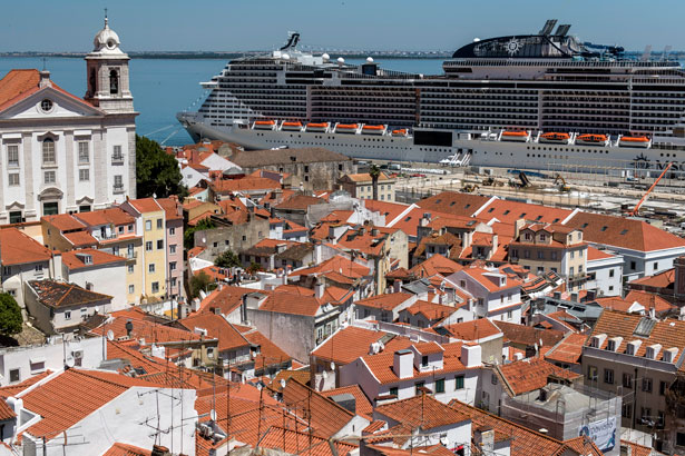 O Navio de cruzeiros MSC Meraviglia em Lisboa