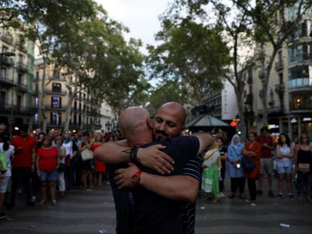 Muçulmano distribui abraços em Barcelona
