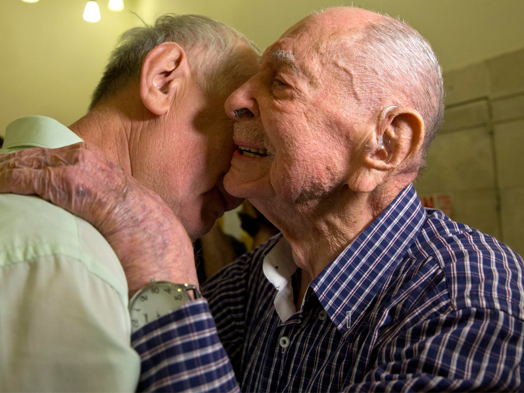 Sobrevivente do Holocausto encontra único familiar vivo