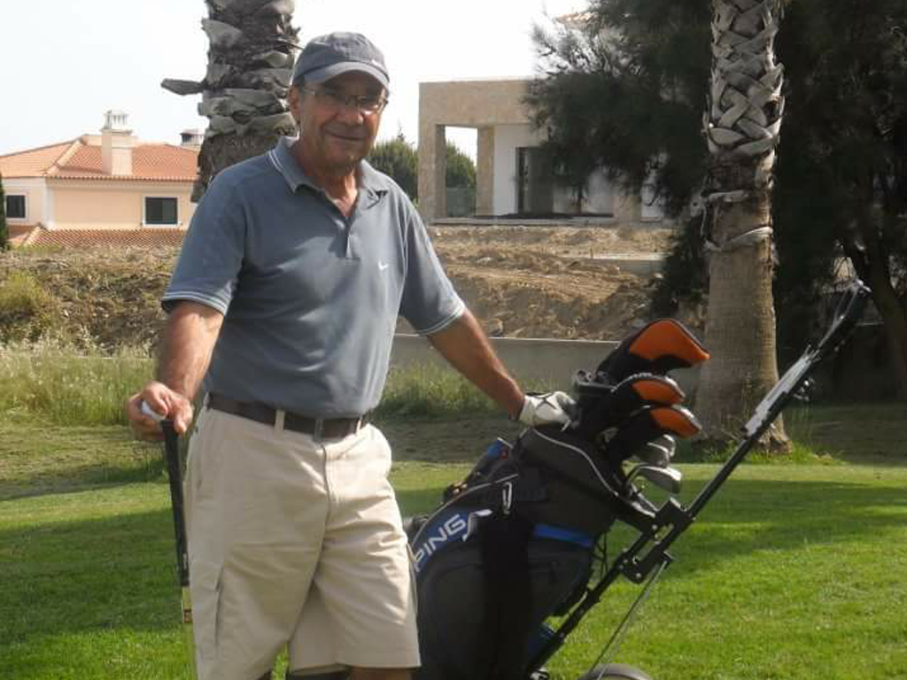 “Aprendeu a jogar golfe aos 68 anos”