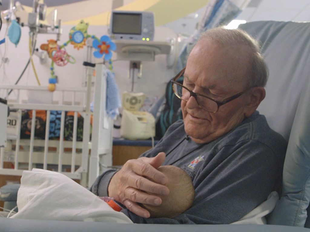 O “avô” que abraça bebés prematuros para ajudar na recuperação