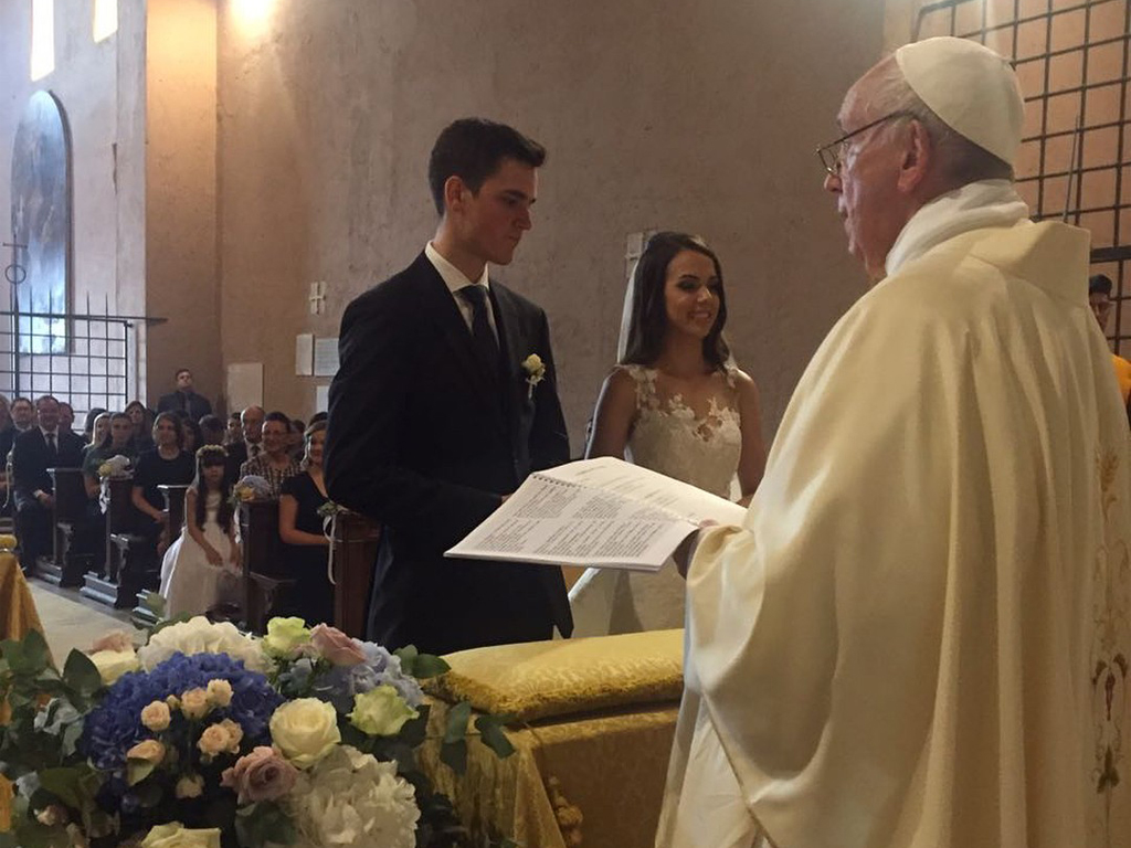 Um casamento e um convidado muito especial - Papa Francisco