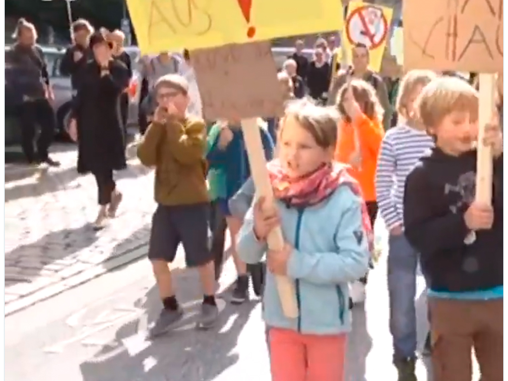 Crianças saem à rua para protestar contra o uso excessivo de telemóveis pelos pais