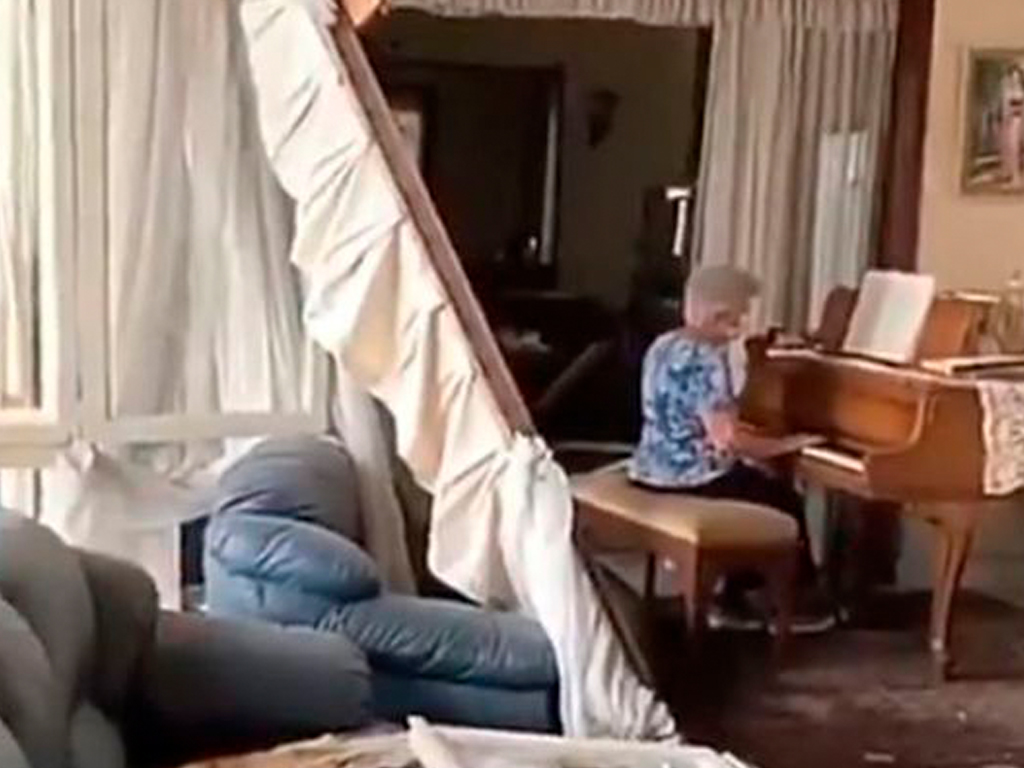 Beirute - A avó que toca piano, rodeada pelo cenário de destruição