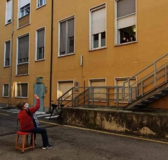 Italiano faz serenata à mulher em tempos de pandemia