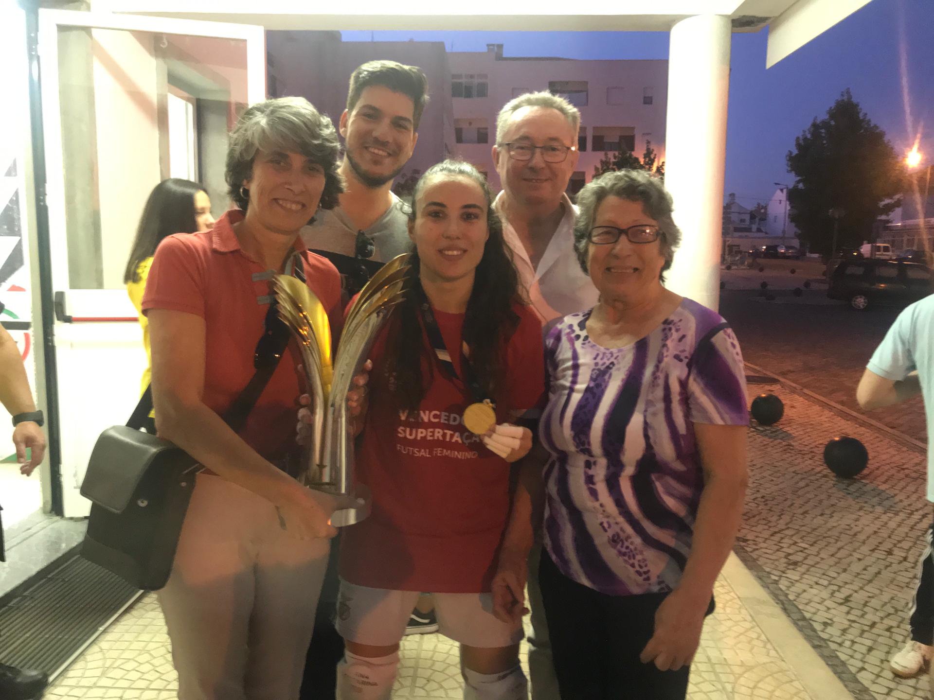 "Os meus pais e a minha avó choraram. O esforço compensou", Ana Catarina Pereira, a melhor guarda-redes do Mundo de futsal feminino O-apoio-da-família