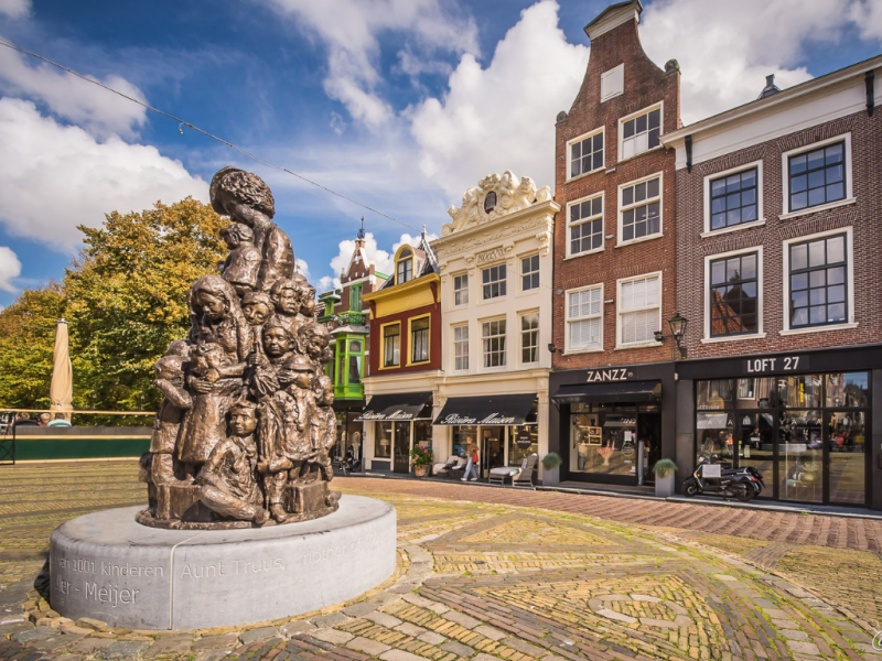 Monumento de homenagem a Truus Wijsmuller, conhecida como Tante Truss. Em Alkmaar, Holanda